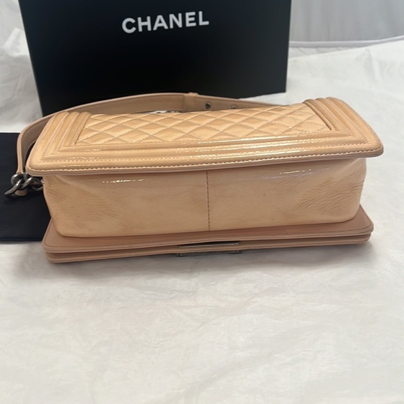 CHANEL Le Boy Medium Shoulder Bag - Picture 4 of 15